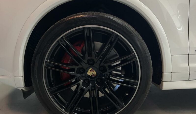 
								Porsche Cayenne II 3.6 V6 GTS full									