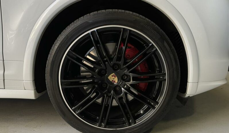 
								Porsche Cayenne II 3.6 V6 GTS full									