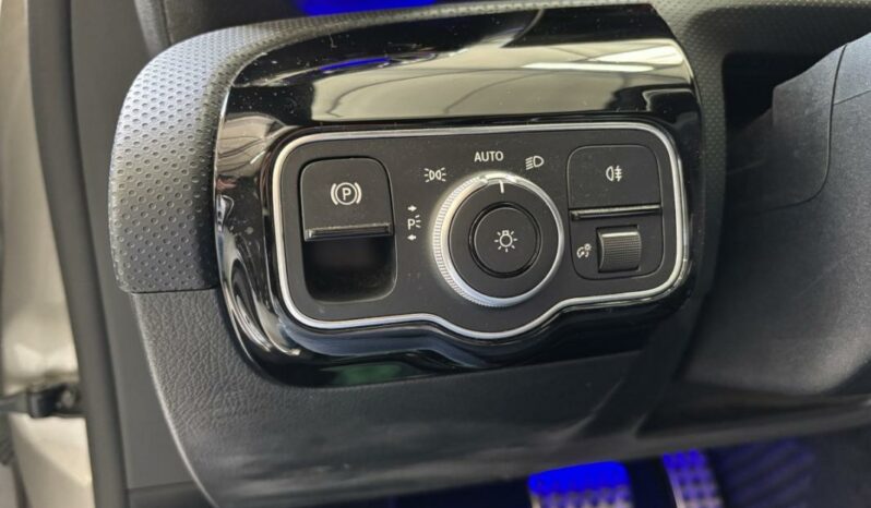 
								Mercedes Classe A Compact IV 200 d AMG Line 8G-DCT full									