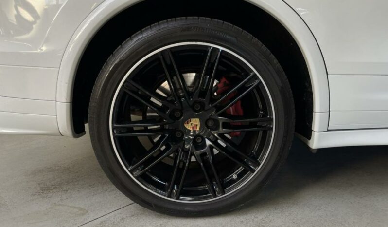 
								Porsche Cayenne II 3.6 V6 GTS full									