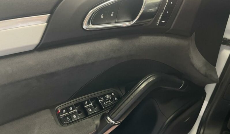 
								Porsche Cayenne II 3.6 V6 GTS full									